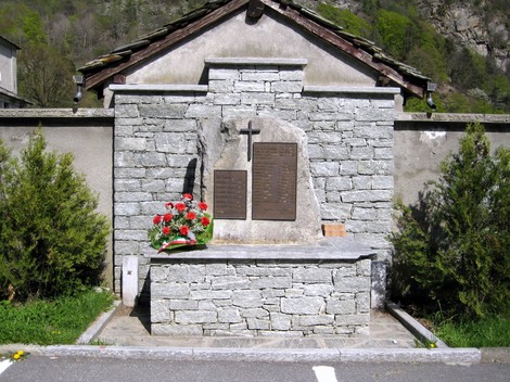 Monumento ai caduti della battaglia del Lys, un tributo in pietra e fiori ai soldati commemorati.