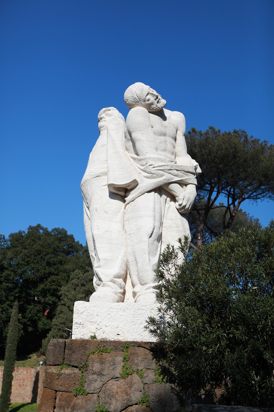 Lapidi commemorative nel Mausoleo delle Fosse Ardeatine, simbolo di memoria e resistenza storica.