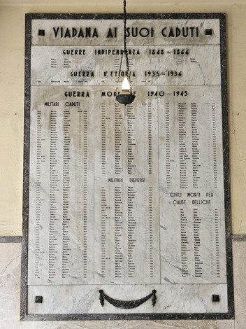 Lapide commemorativa a Viadana, dedicata ai caduti delle guerre, con nome e dati sui militari e civili.