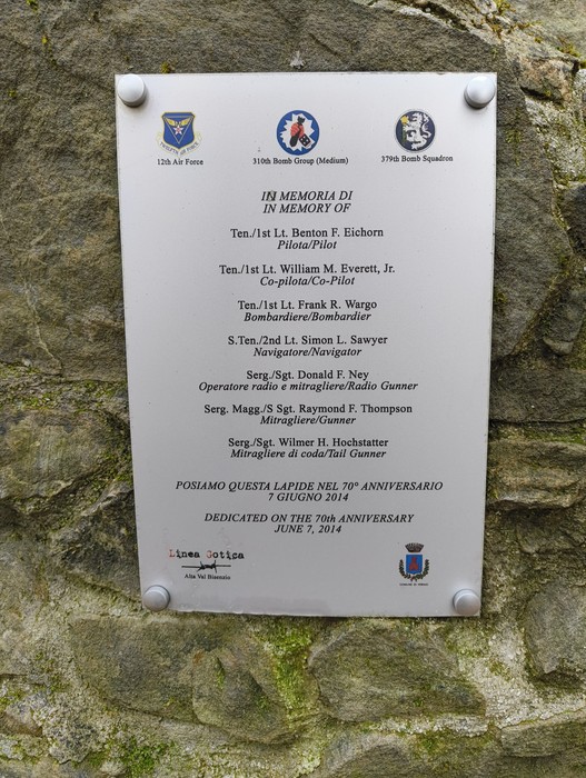 Monumento all'equipaggio del B25J, dedicato alla memoria dei membri del volo.