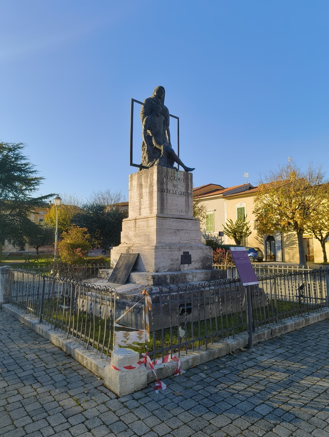 Monumento ai caduti di Casalguidi, una commemorazione dedicata ai soldati in un'area verde e storica.