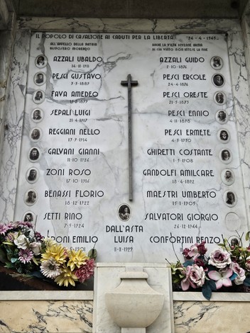 Il Monumento ai Caduti di Casaltone, dedicato ai soldati, con incisioni e decorazioni floreali.