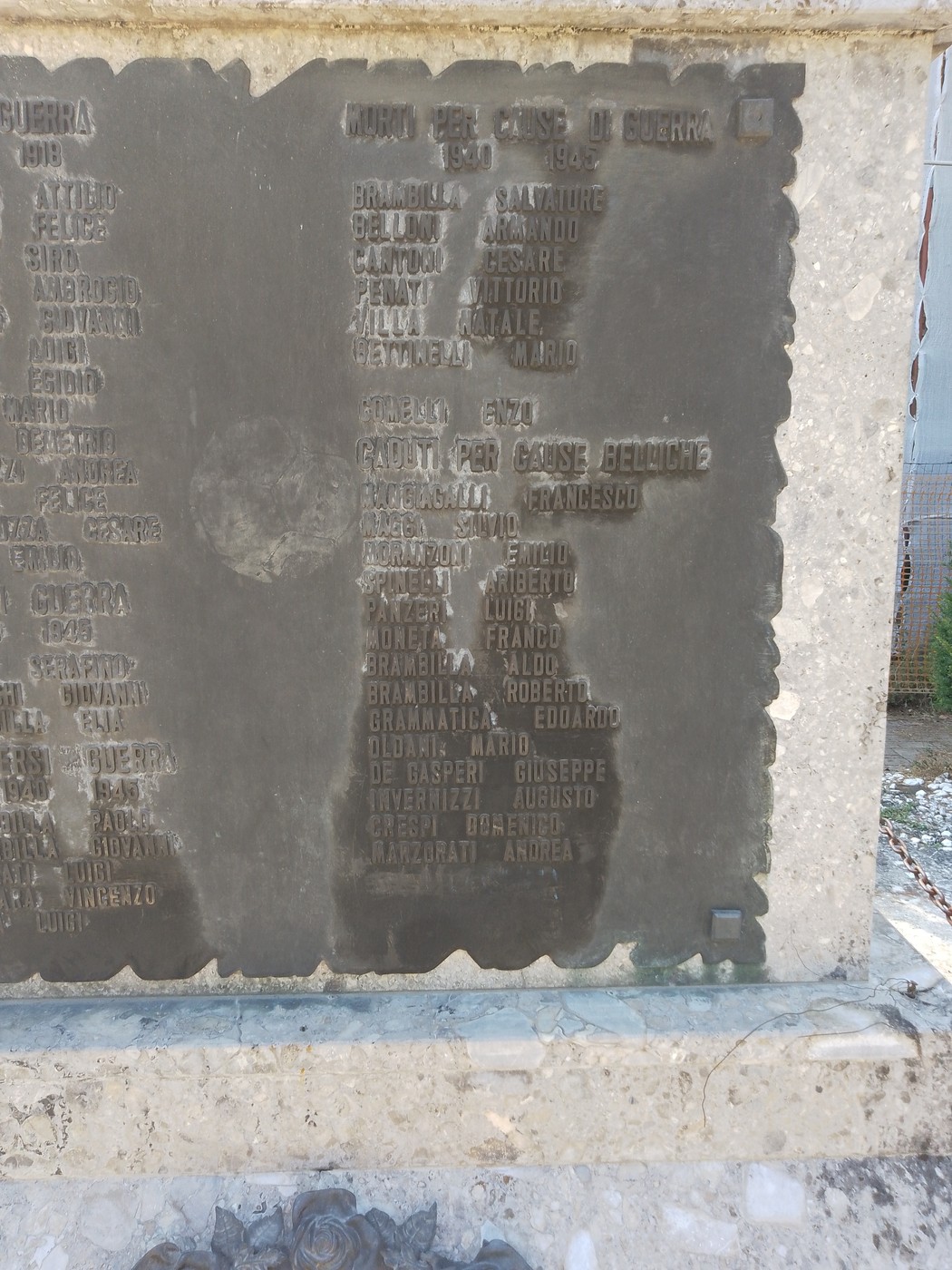 Monumento ai caduti di Trecella, con incisioni commemorative su una struttura di pietra.
