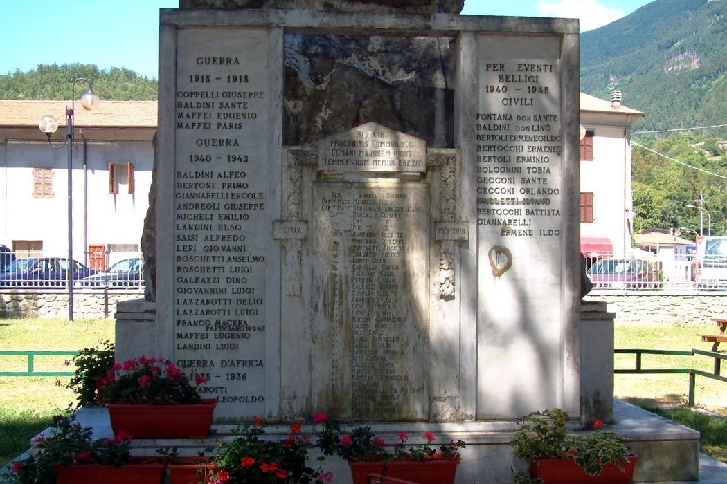 Monumento ai caduti, commemorazione delle vittime delle guerre mondiali con dettagli e nomi incisi.