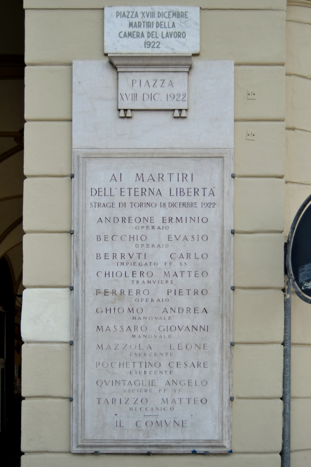 Lapide commemorativa dedicata ai martiri della Camera del Lavoro, con nomi e data dell'evento ricordato.