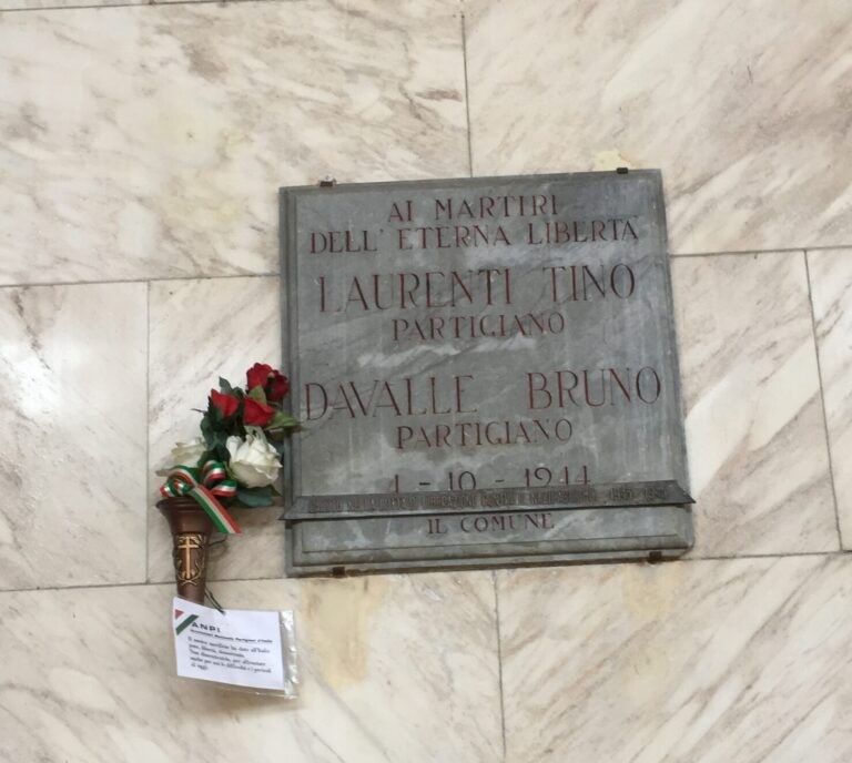 Lapide commemorativa a Laurenti e Davalle, partigiani martiri della libertà. Omaggio floreale in ricordo.