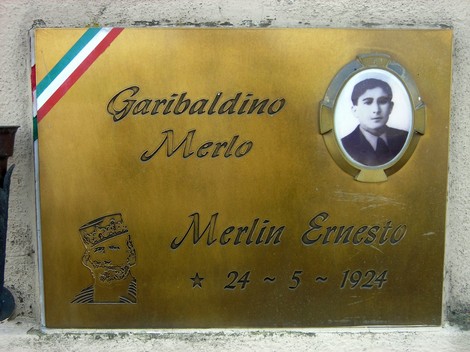 Monumento dedicato alle vittime dell'eccidio di Mottalciata, commemorando Garibaldino Merlo e Merlin Ernesto.