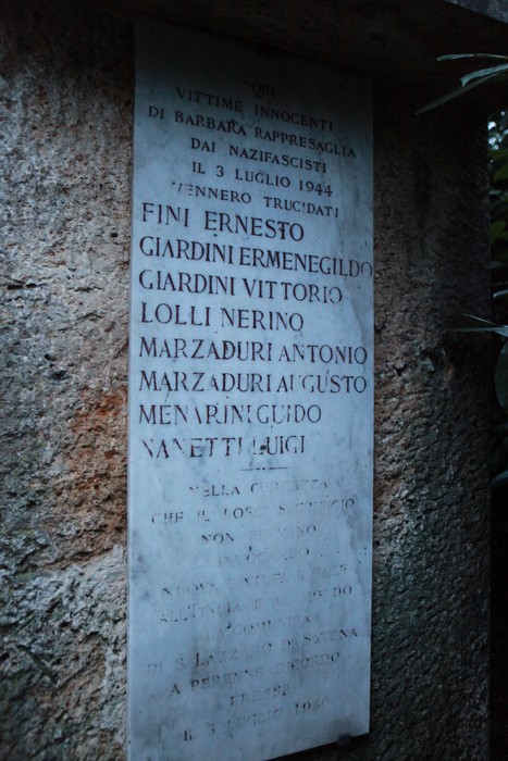 Monumento commemorativo dedicato ai martiri di Pizzocalvo, con nomi incisi in memoria delle vittime.