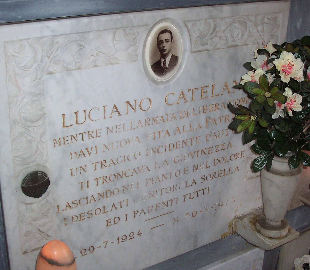 Sepolcro di Catelani, commemorazione di Luciano Catelani, pietra tombale in marmo con decorazioni floreali.