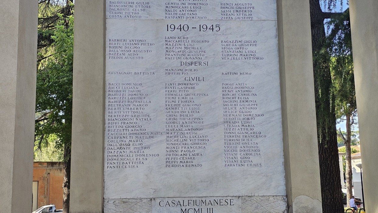 Monumento ai caduti con nomi iscritti, dedicato a coloro che hanno perso la vita durante le guerre.