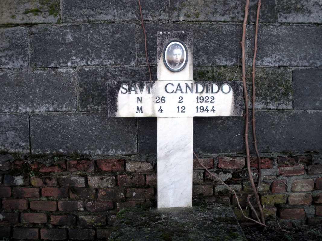 Croce commemorativa di Candido Savi, deceduto il 12 dicembre 1944. Storia e memoria di un passato significativo.