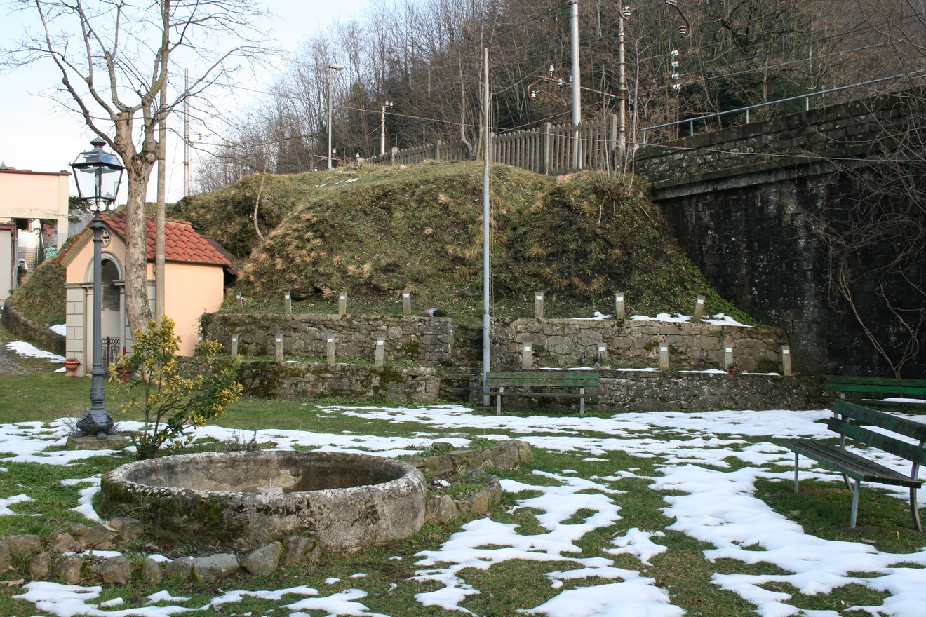 Giardino dei caduti, un luogo di memoria immerso nel verde, con una fontana e monumenti commemorativi.