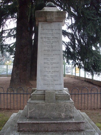 Monumento ai Caduti di Rivalta, dedicato ai soldati e alle vite perse in guerra, immerso nel verde.