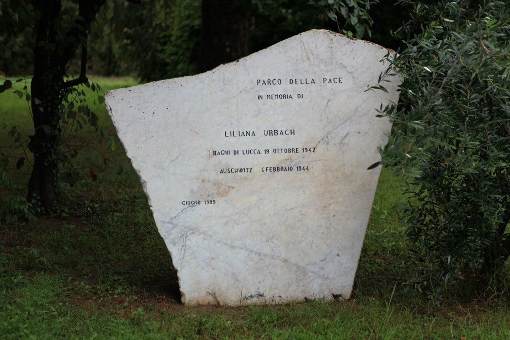 Monumento a Urbach, dedicato a Liliana Urbach, situato nel Parco della Pace. Commemorazione della sua memoria.