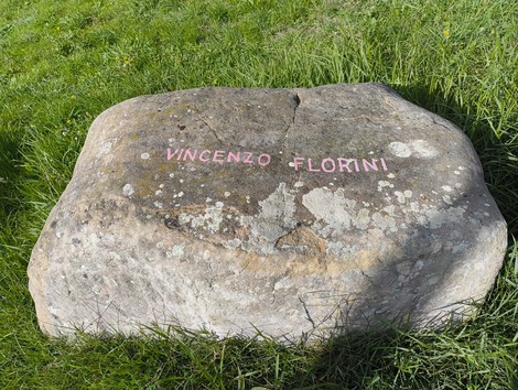 Monumento commemorativo ai partigiani caduti, situato a Monte Sabbiuno, simbolo di resistenza e memoria storica.