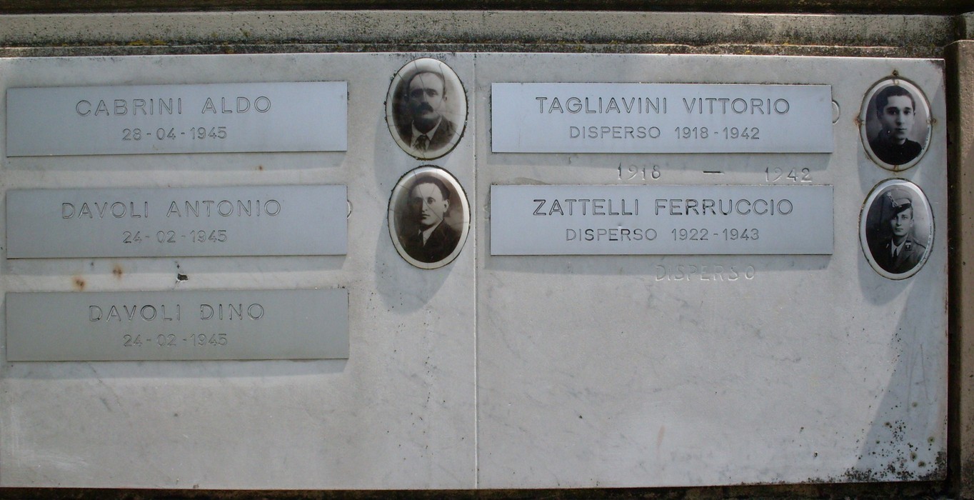 Monumento in memoria dei caduti di Santa Vittoria, con iscrizioni dedicati ai dispersi della guerra.
