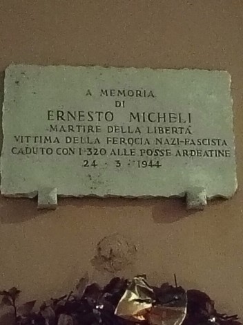 Lapide commemorativa dedicata a Ernesto Micheli, martire della libertà, caduto nel 1944.