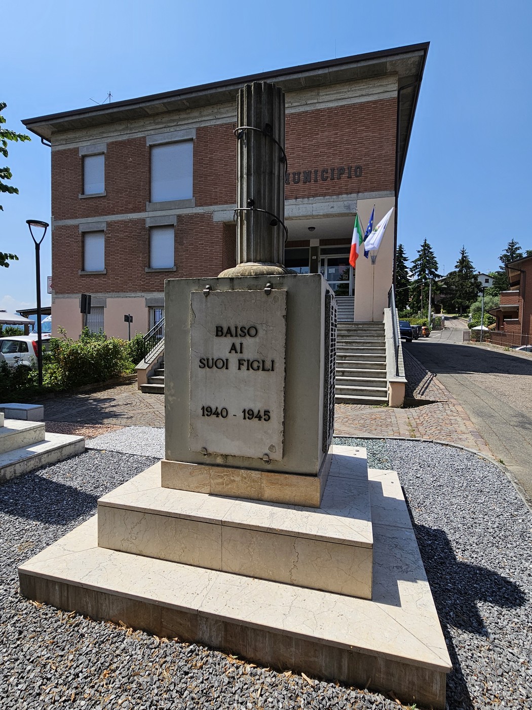 Monumento ai Caduti 1940-1945, situato davanti al municipio, caratterizzato da una colonna e un basamento.