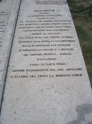 Sepolcro di Magi e Tassi, memoriale che celebra i patrioti e la loro dedizione alla patria.