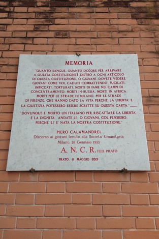 Lapide commemorativa di Calamandrei, dedicata ai giovani e all'importanza della libertà e della dignità.
