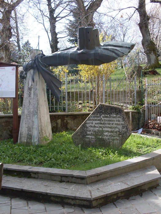 Monumento ai Caduti della Liberazione di Cervarezza, simbolo di memoria e riconoscenza per i sacrifici fatti.