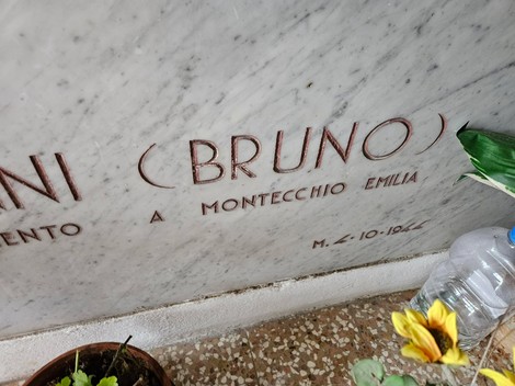 Sacrario dedicato ai caduti della Resistenza, con dettagli incisi su una lasta marmorea a Montecchio.