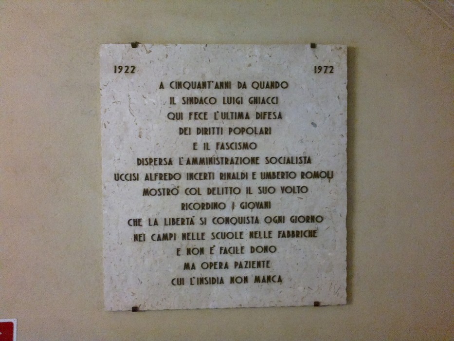 Lapidi commemorative al municipio di Scandiano, testimonianza di eventi storici e figure locali significative.