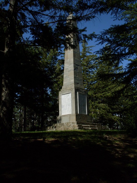 Monumento ai Caduti di Castelnovo, un'imponente struttura commemorativa immersa nel verde.