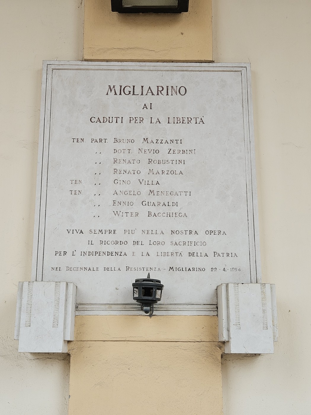 Lapide commemorativa in onore dei caduti per la libertà a Migliarino, con nomi dei caduti incisi.