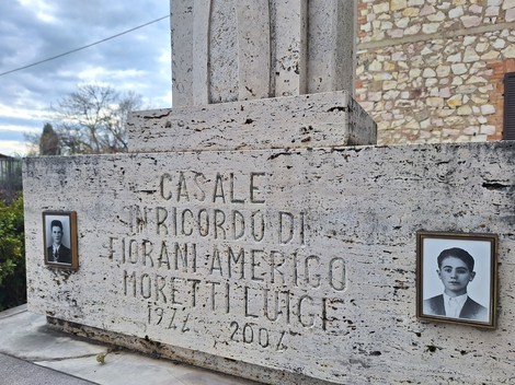 Monumento in memoria di Fiorani e Moretti, con foto e iscrizioni commemorative. Ambientazione tranquilla e storica.