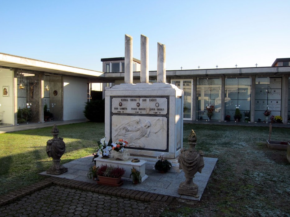 Sacrario a Gabbetta, Berbieri e Ghisolfi: monumento commemorativo con decorazioni e fiori nel cimitero.