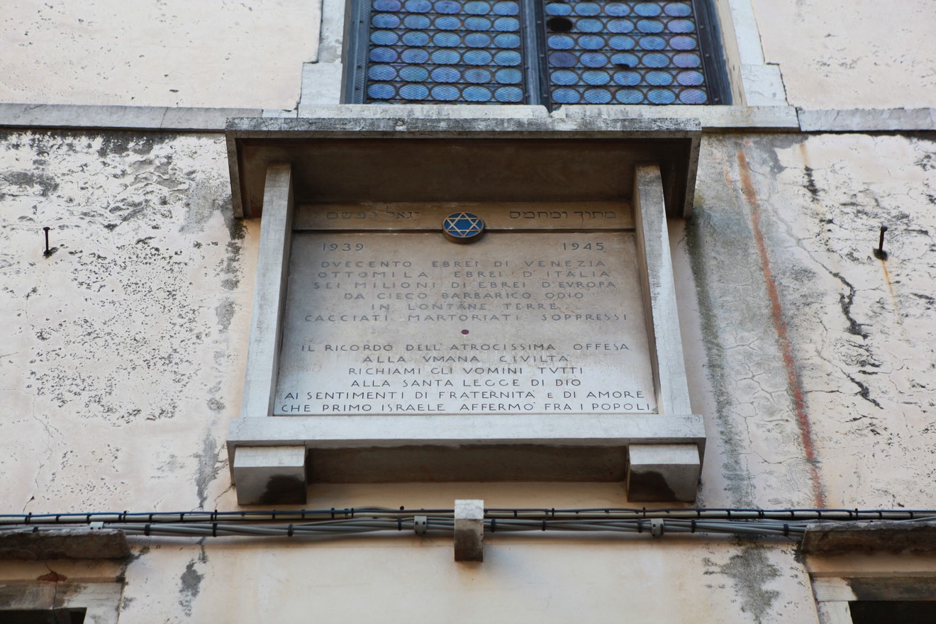 Lapide commemorativa dedicata alle vittime della Shoah, con un messaggio di ricordo e responsabilità per il futuro.
