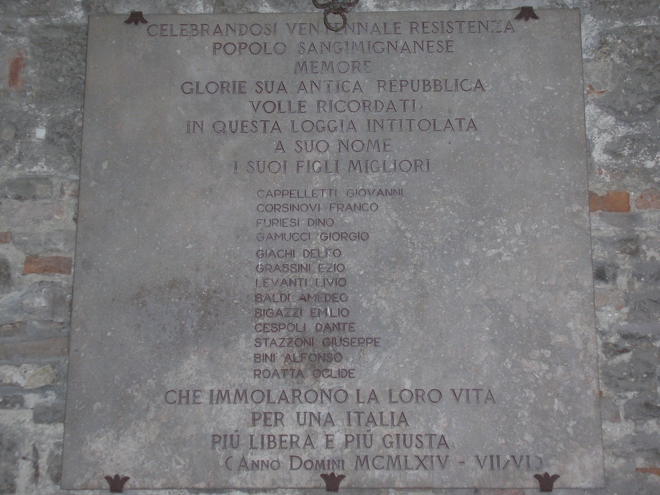 Lapide commemorativa dei caduti di San Gimignano, in onore dei loro sacrifici per la patria.