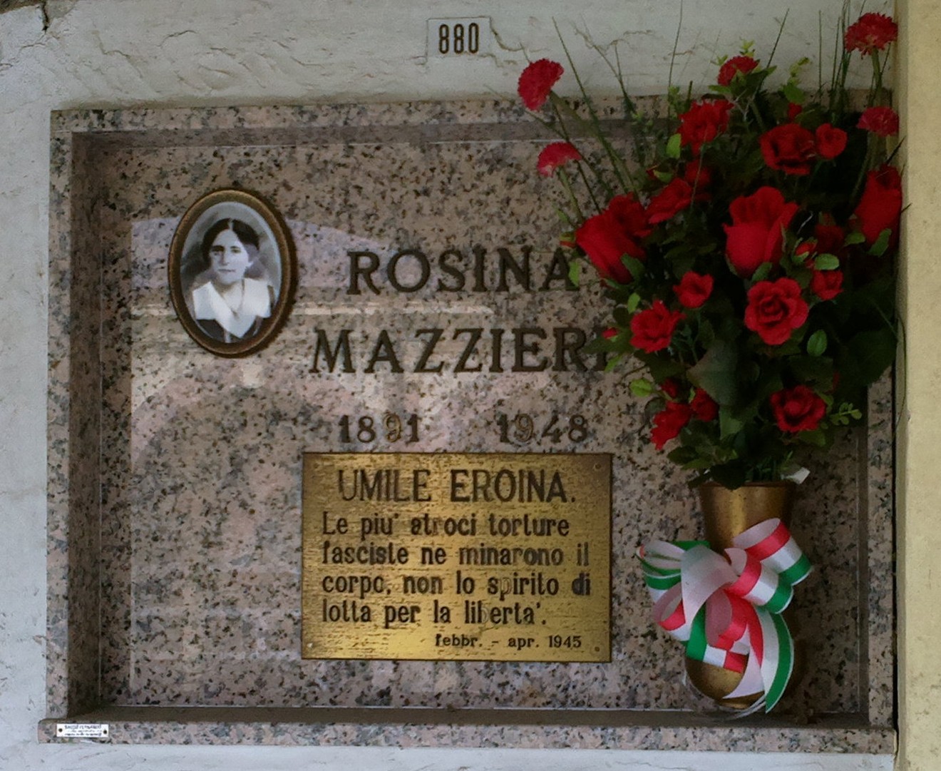 Sepolcro di Rosina Mazzieri, umile eroina della Resistenza, dedicato al suo coraggio e sacrificio.