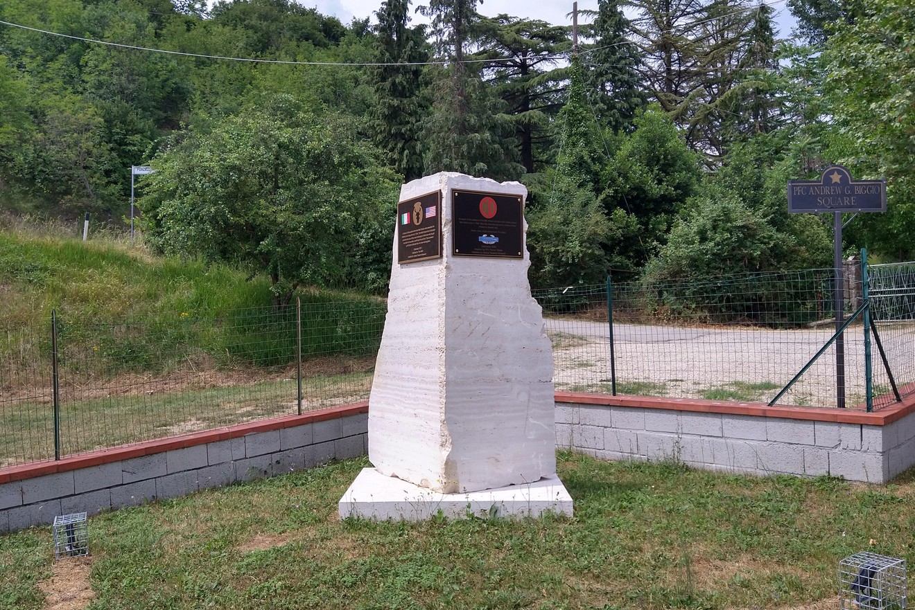 Monumento commemorativo dedicato alla 34° e 85° divisione, immerso nella natura.