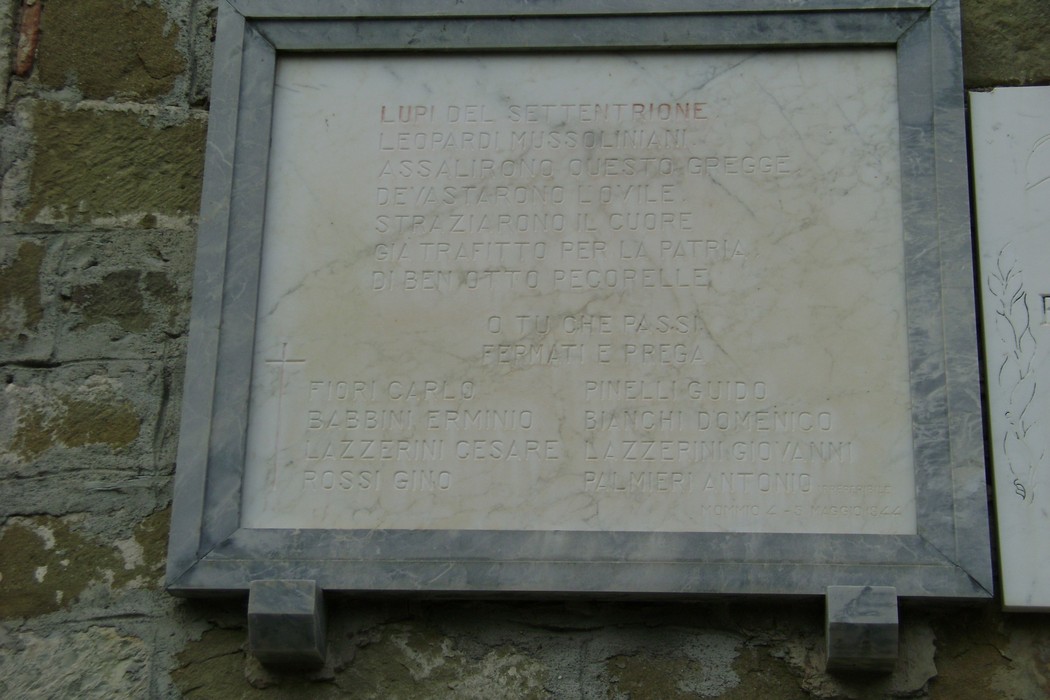 Lapide commemorativa della strage di Mommio, in memoria delle vittime della guerra.