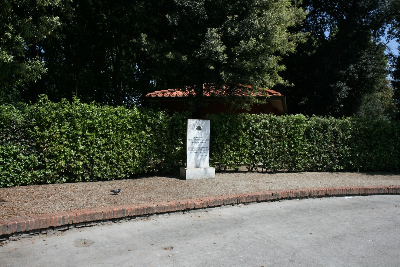 Cippo commemorativo dedicato agli alleati caduti in Europa, circondato da flora.