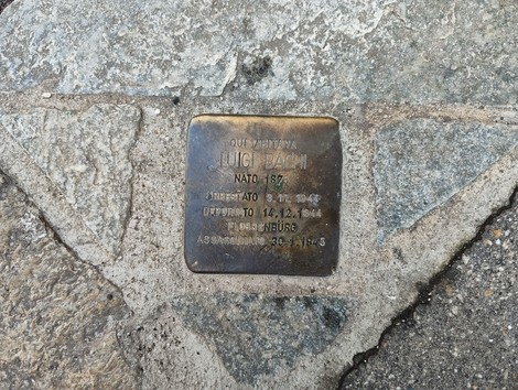 Pietra d'inciampo dedicata a Luigi Bachi, con informazioni sulla sua deportazione e destinazione.