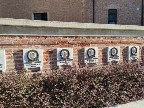 Monumento commemorativo per le vittime dell'eccidio di Santa Giustina in Colle, con placche in ricordo.