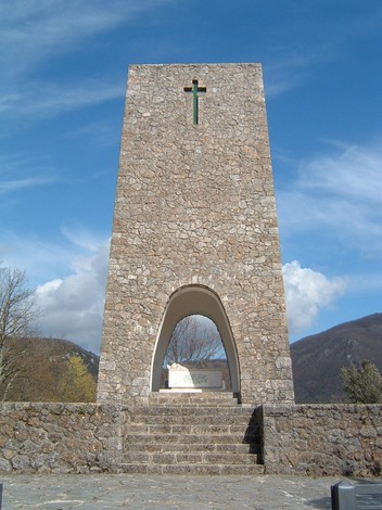 Monumento commemorativo dell'Ossario di Sant'Anna di Stazzema, simbolo di memoria e rispetto per le vittime.