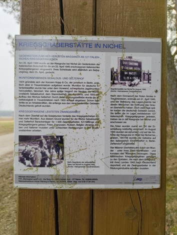 Monumento commemorativo per il massacro di Treuenbrietzen, con informazioni storiche e riflessione.