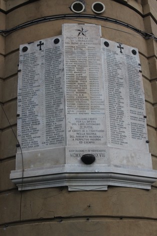 Lapidi commemorative ai caduti, situate nel quartiere di San Fruttuoso, con nomi incisi e simboli religiosi.