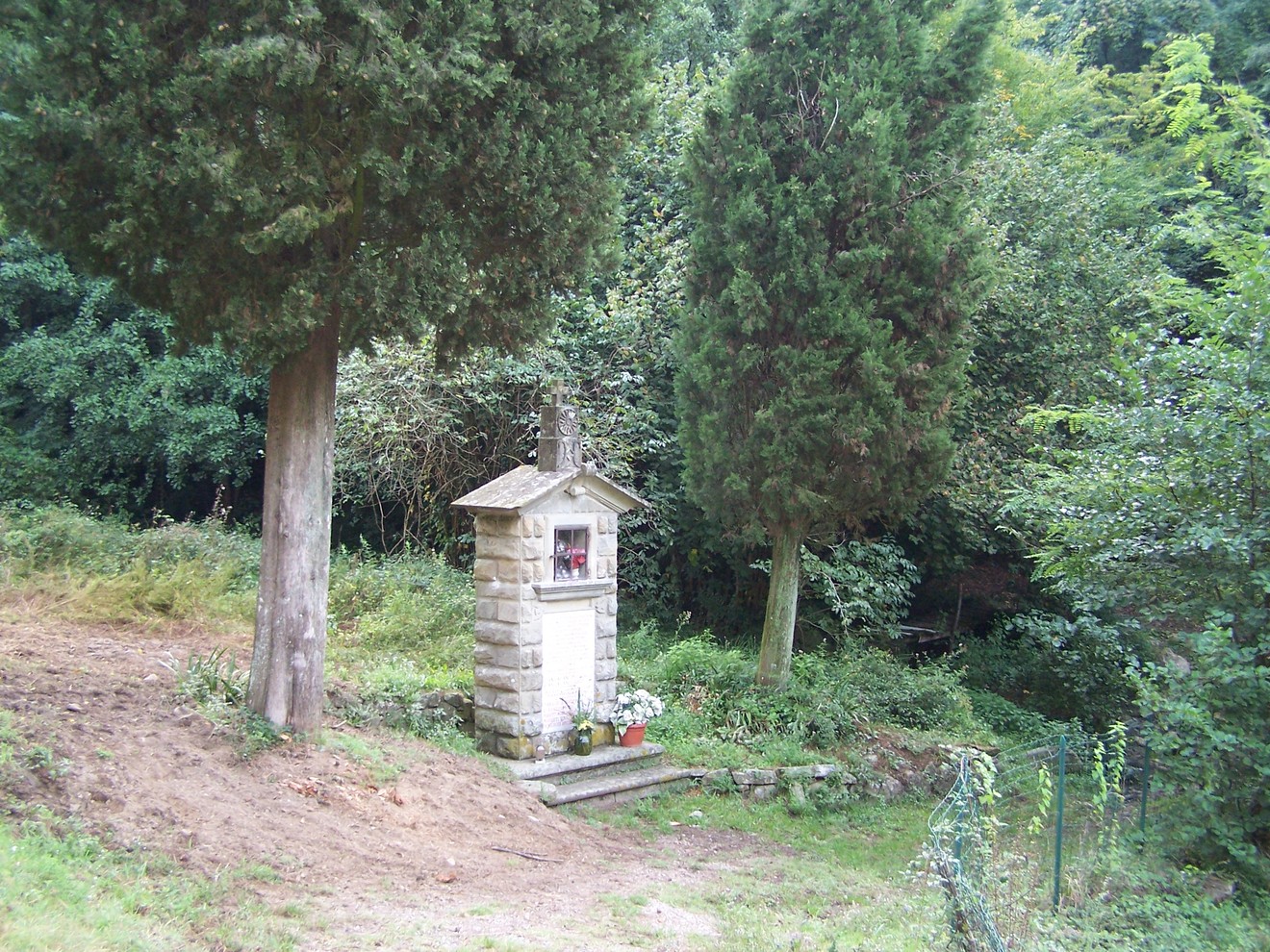 Tabernacolo di Striglianella immerso nel verde, simbolo di spiritualità e tradizione.