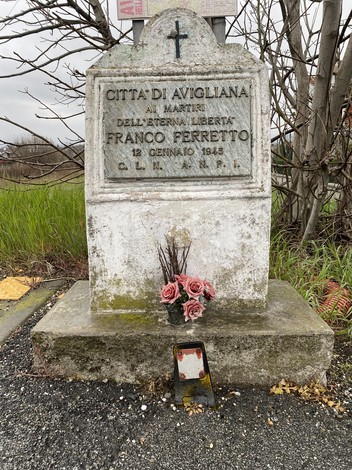 Cippo commemorativo dedicato a Franco Ferretto, martire della libertà, situato ad Avigliana.