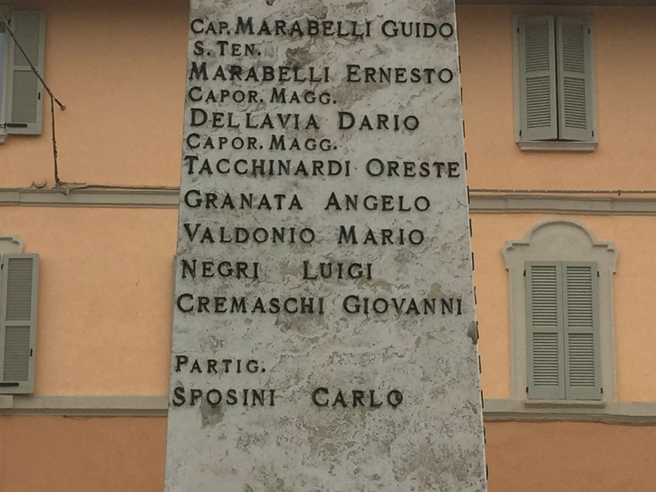 Monumento ai caduti di Monticelli, dedicato ai valorosi soldati e alle loro gesta eroiche.