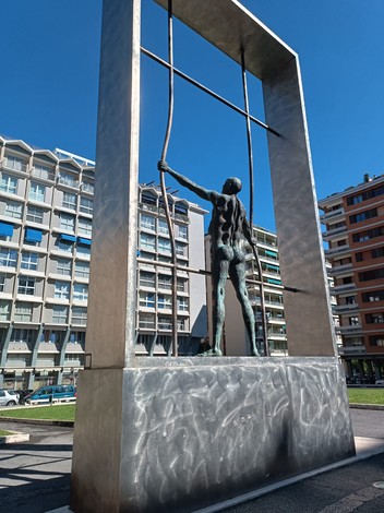 Monumento alla Resistenza, scultura simbolica che celebra la lotta per la libertà e i valori di giustizia.