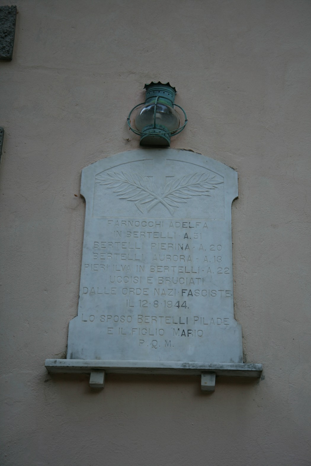 Lapide commemorativa della famiglia Bertelli, in memoria dei membri caduti.