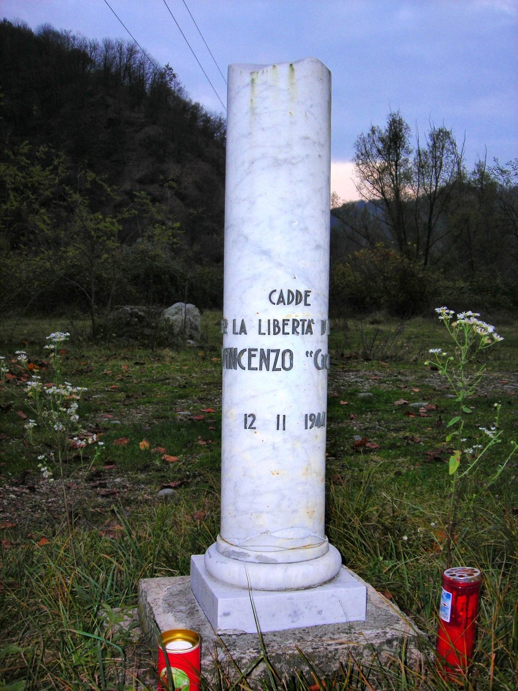 Cippo commemorativo dedicato a Mauro, simbolo di libertà e memoria storica.