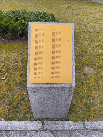 Targa commemorativa nel Cimitero militare italiano di Zehlendorf, con nomi incisi in memoria dei caduti.