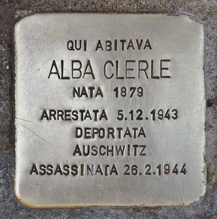 Pietre d'inciampo dedicate a donne vittime della Shoah a Grassini e Aboaf, commemorando la loro memoria.